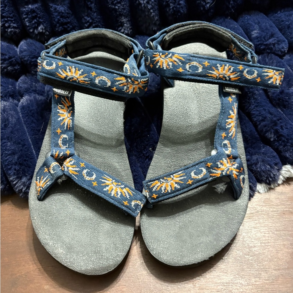 Embroidered Strap Sandals